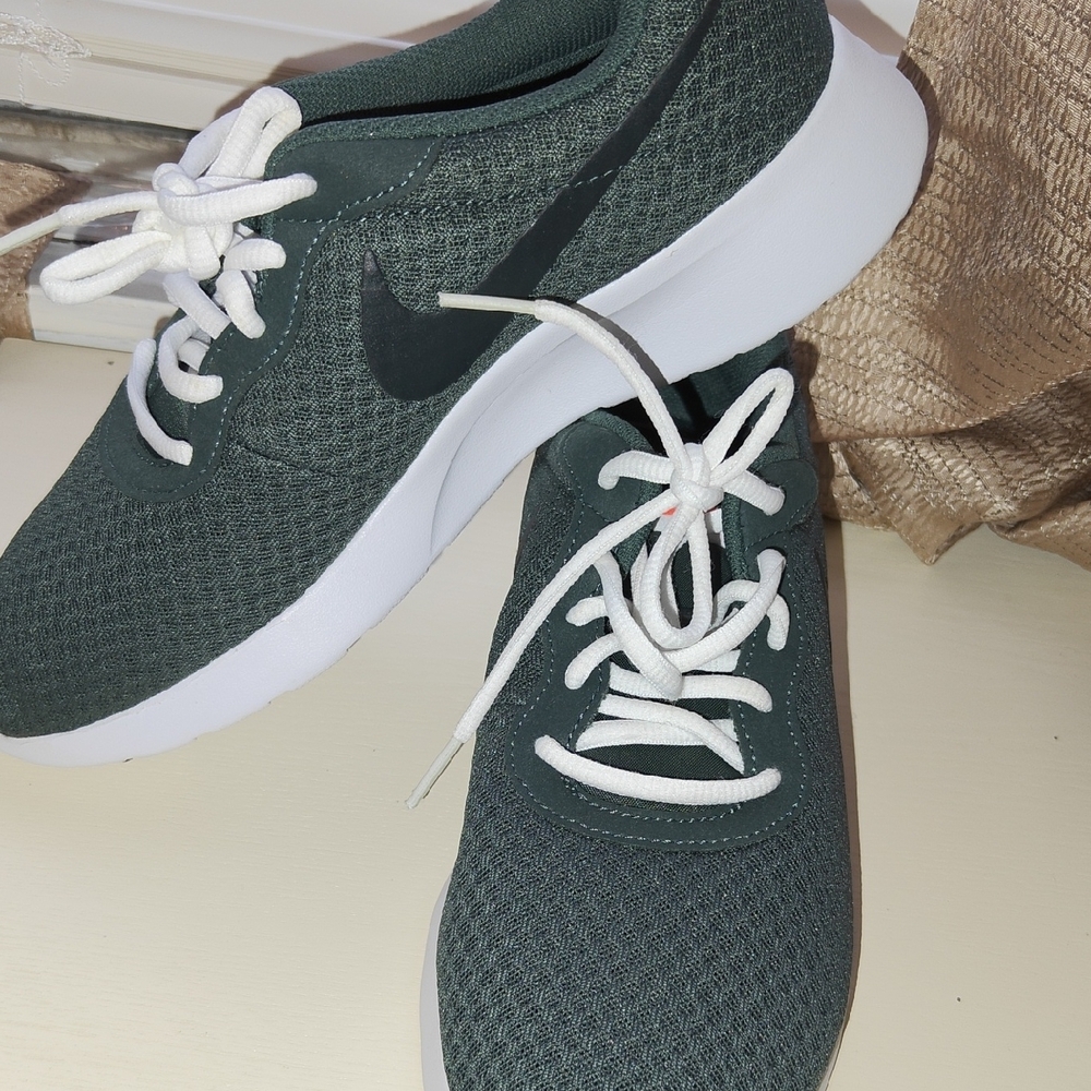 Nike Women's Dark Green Mesh Sneakers with White Laces - Picture 2 of 6